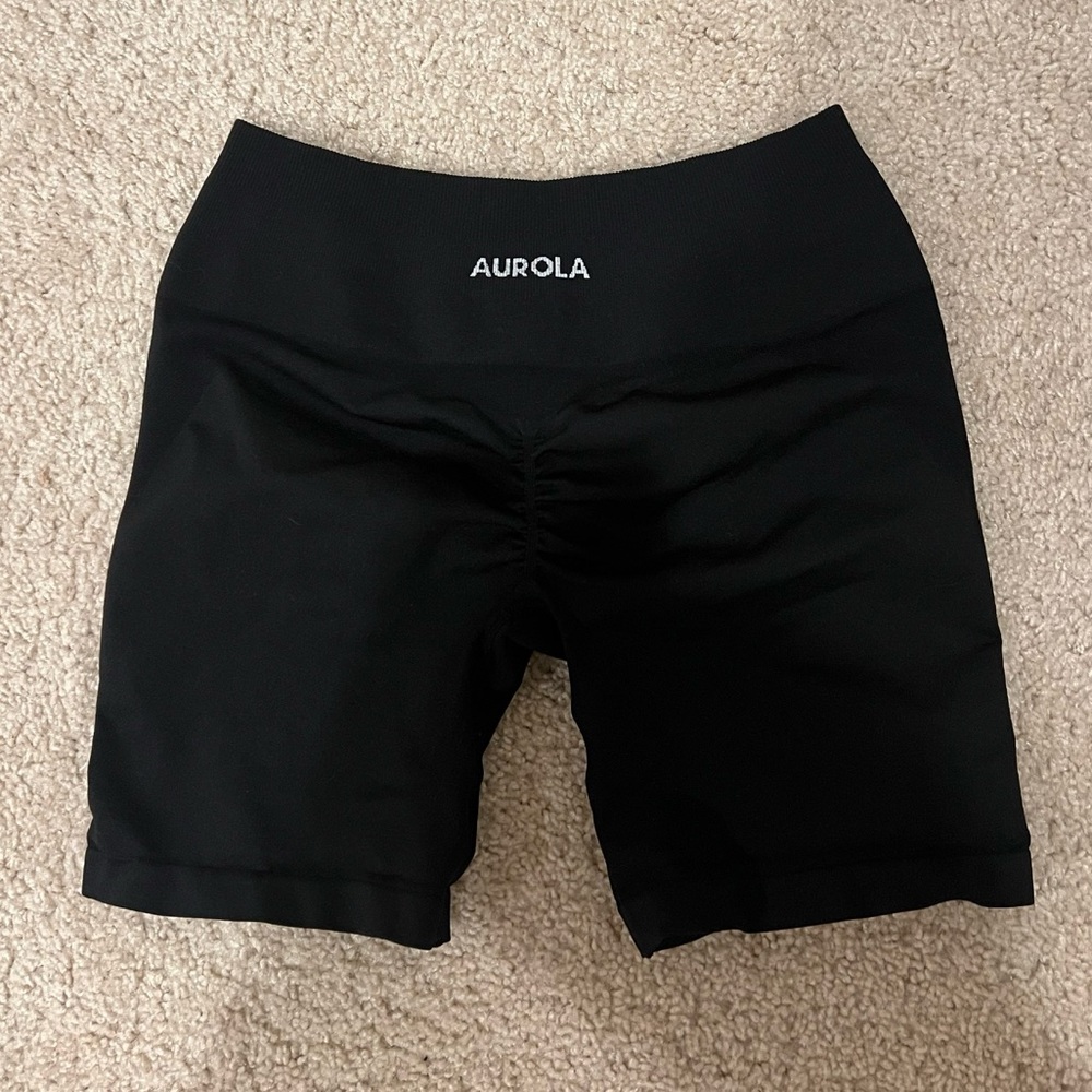 Aurola black scrunch shorts